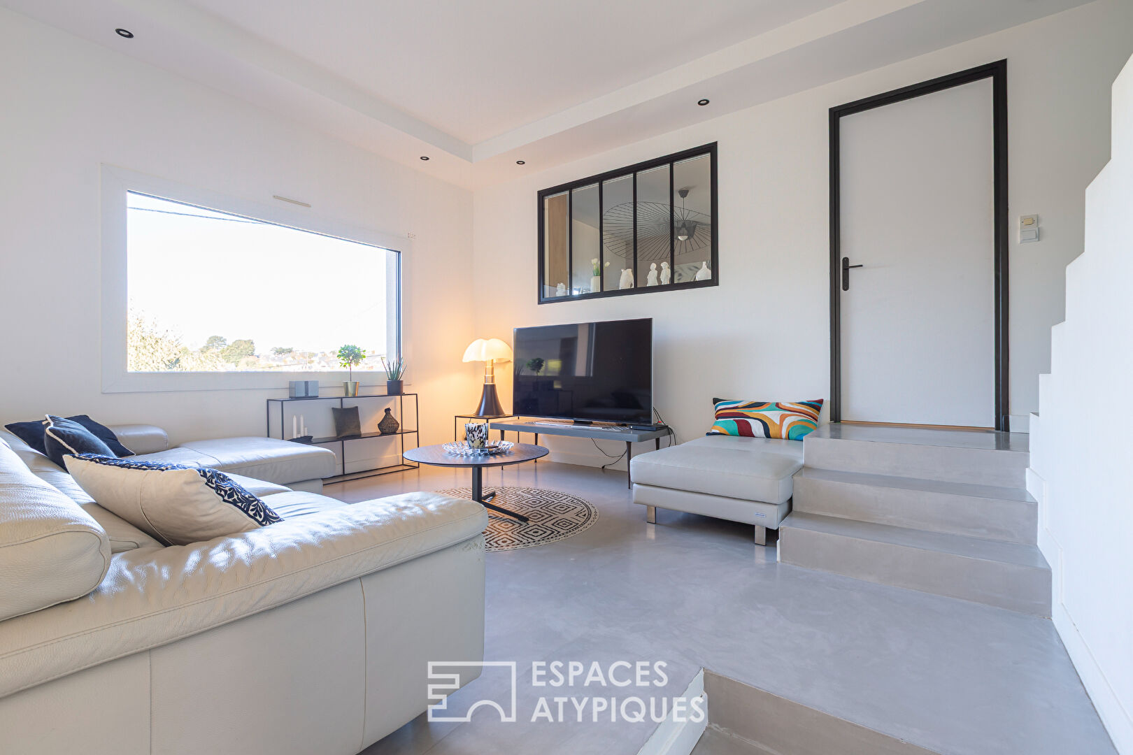 Villa contemporaine atypique avec piscine en Bord de mer