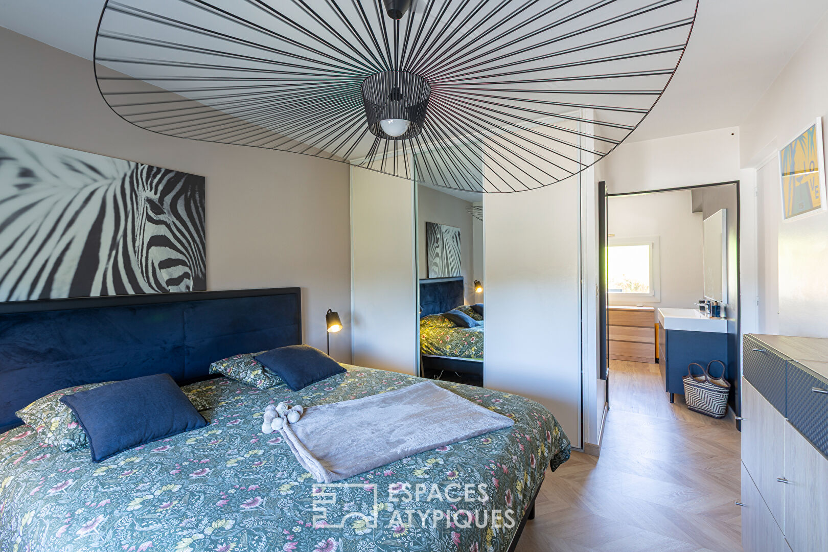 Villa contemporaine atypique avec piscine en Bord de mer