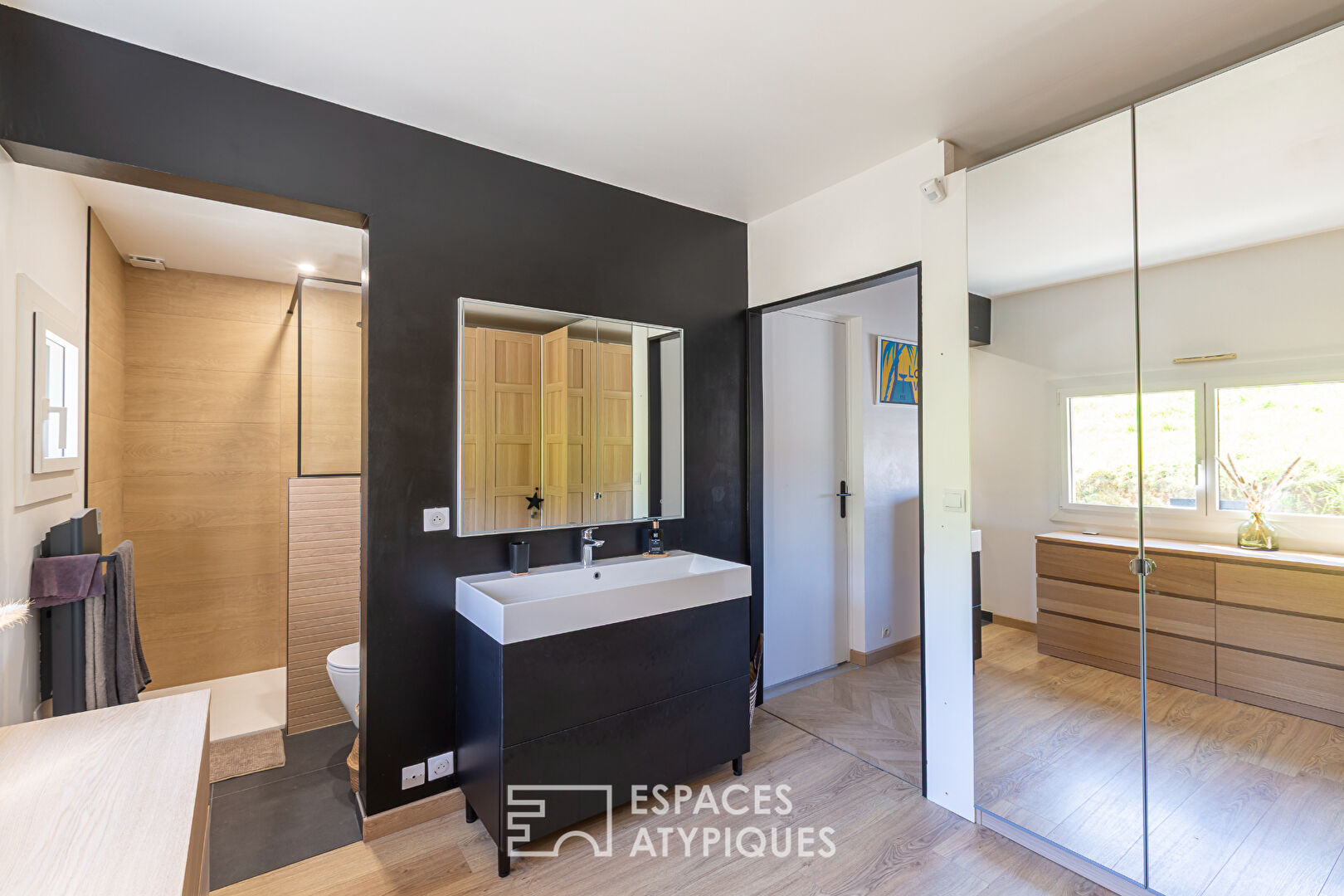 Villa contemporaine atypique avec piscine en Bord de mer