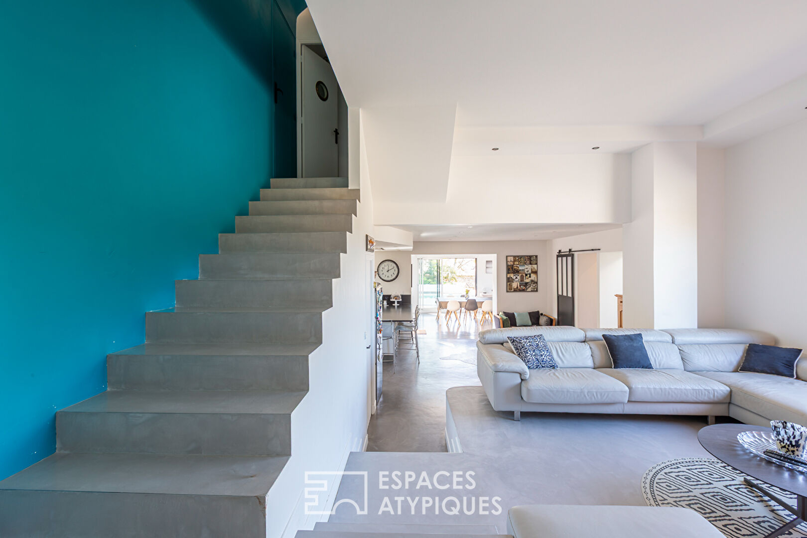 Villa contemporaine atypique avec piscine en Bord de mer
