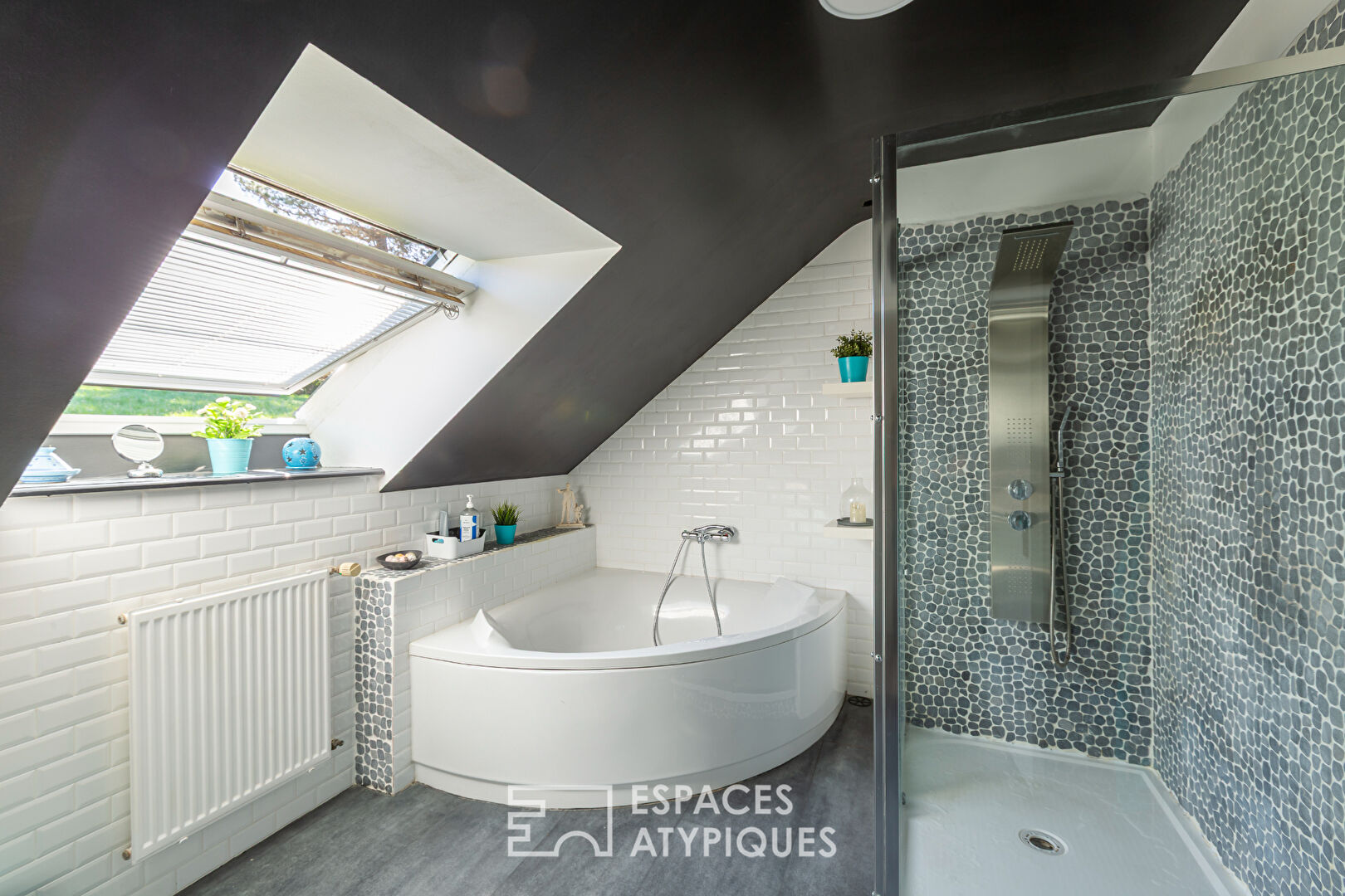 Villa contemporaine atypique avec piscine en Bord de mer