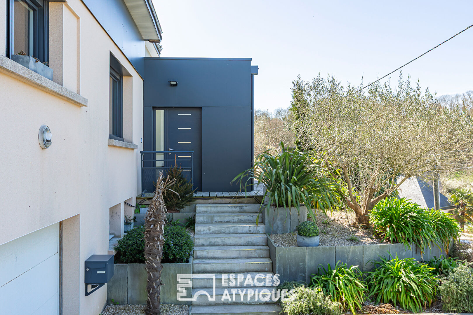 Villa contemporaine atypique avec piscine en Bord de mer