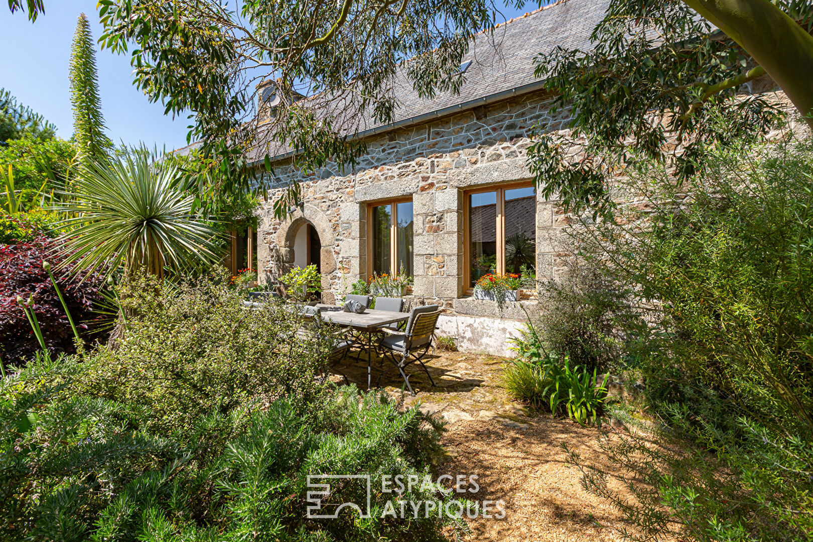 L’âme d’une maison, la magie d’un jardin  remarquable à Plouëc-du-Trieux