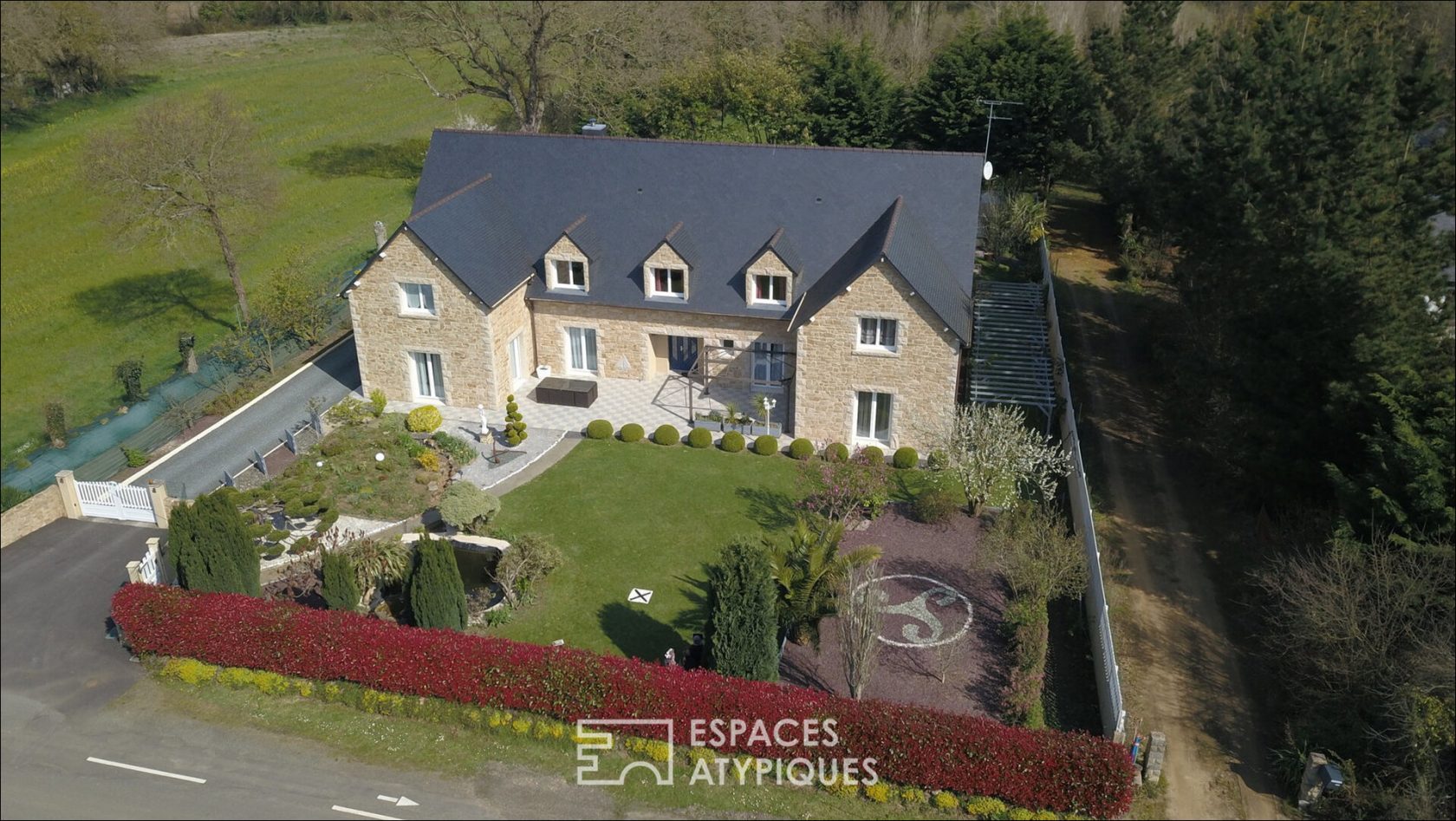 Propriété d’exception avec piscine et parc paysagé entre Lanvollon et Saint-Quay-Portrieux