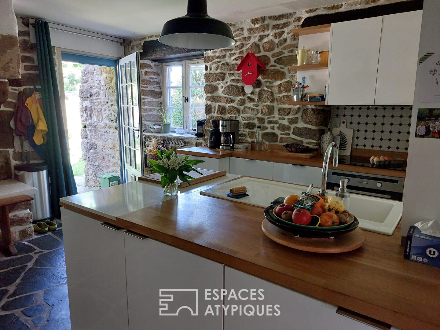 Charmante maison de ville en pierre rénovée et son jardin centre de Quintin