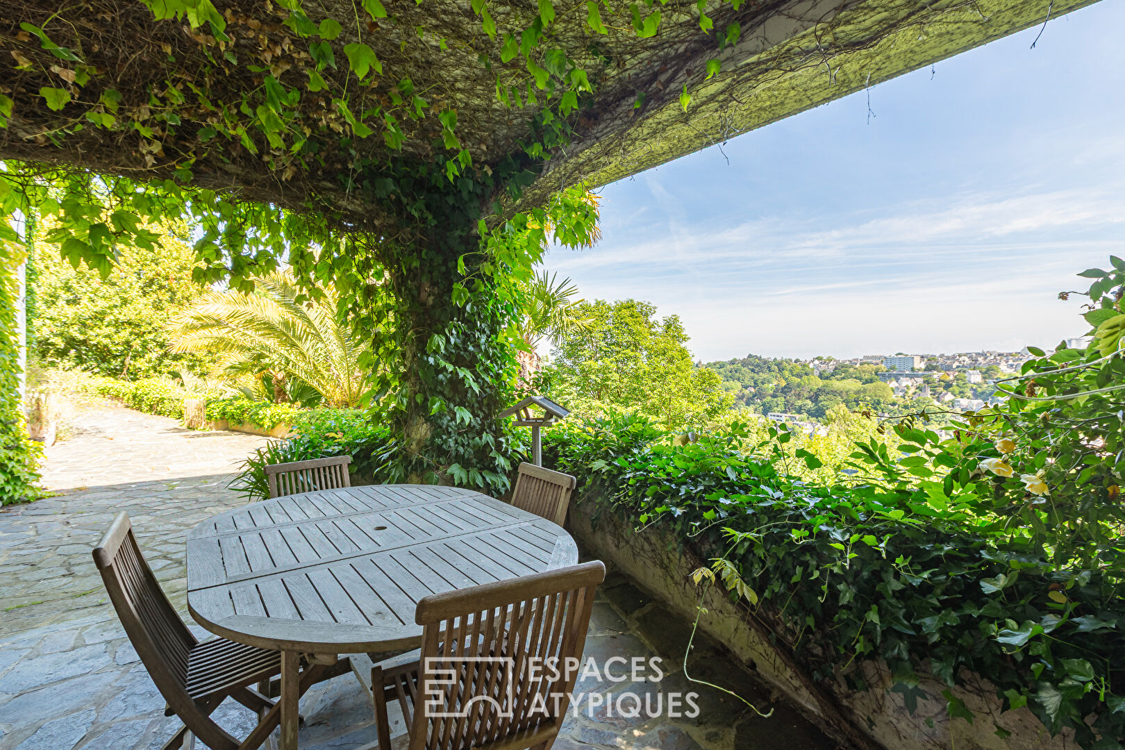 Maison avec son grand parc paysagé