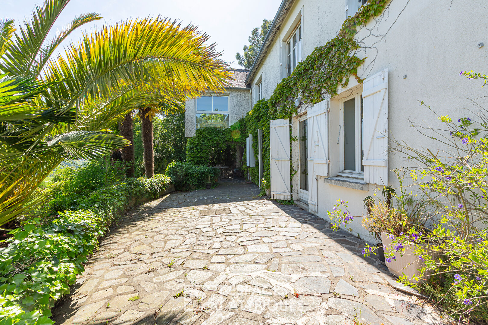 Maison avec son grand parc paysagé