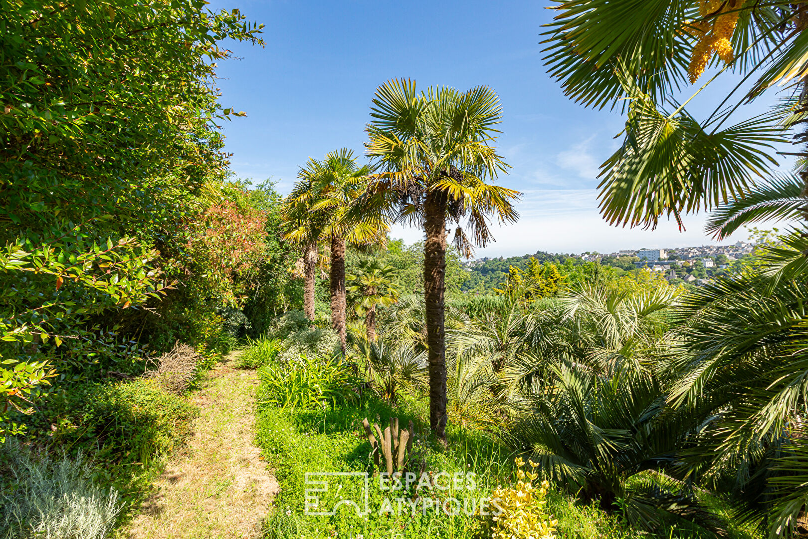 Maison avec son grand parc paysagé