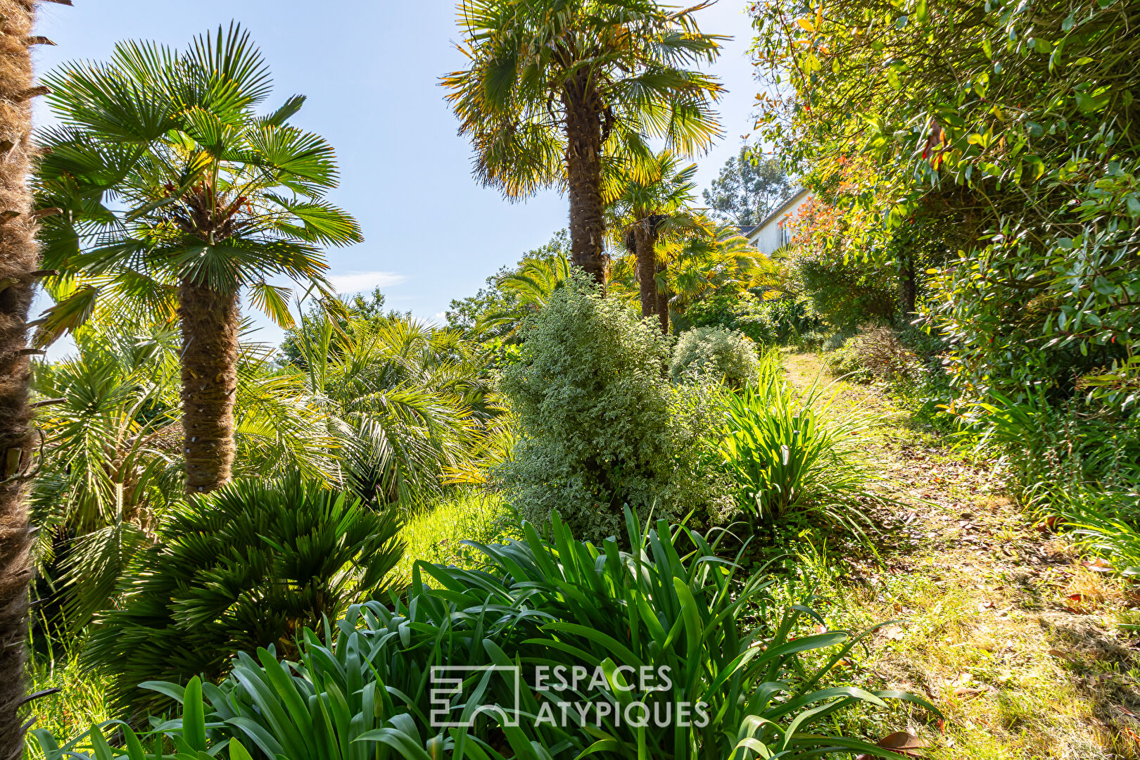 Maison avec son grand parc paysagé