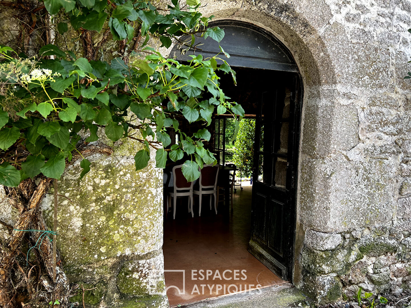 Ancien moulin et son écurie près de la cité médiévale de Moncontour