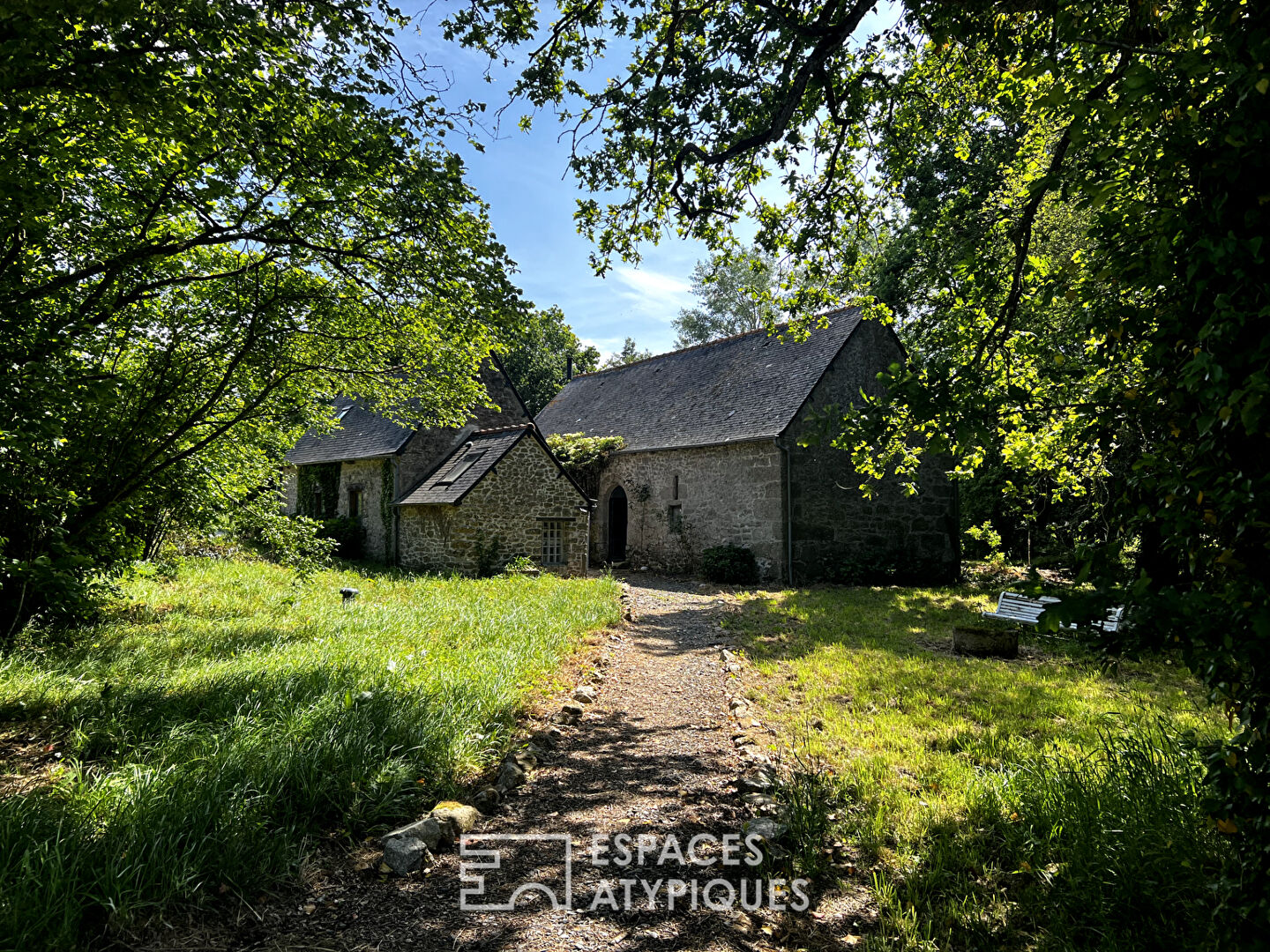 Ancien moulin et son écurie près de la cité médiévale de Moncontour