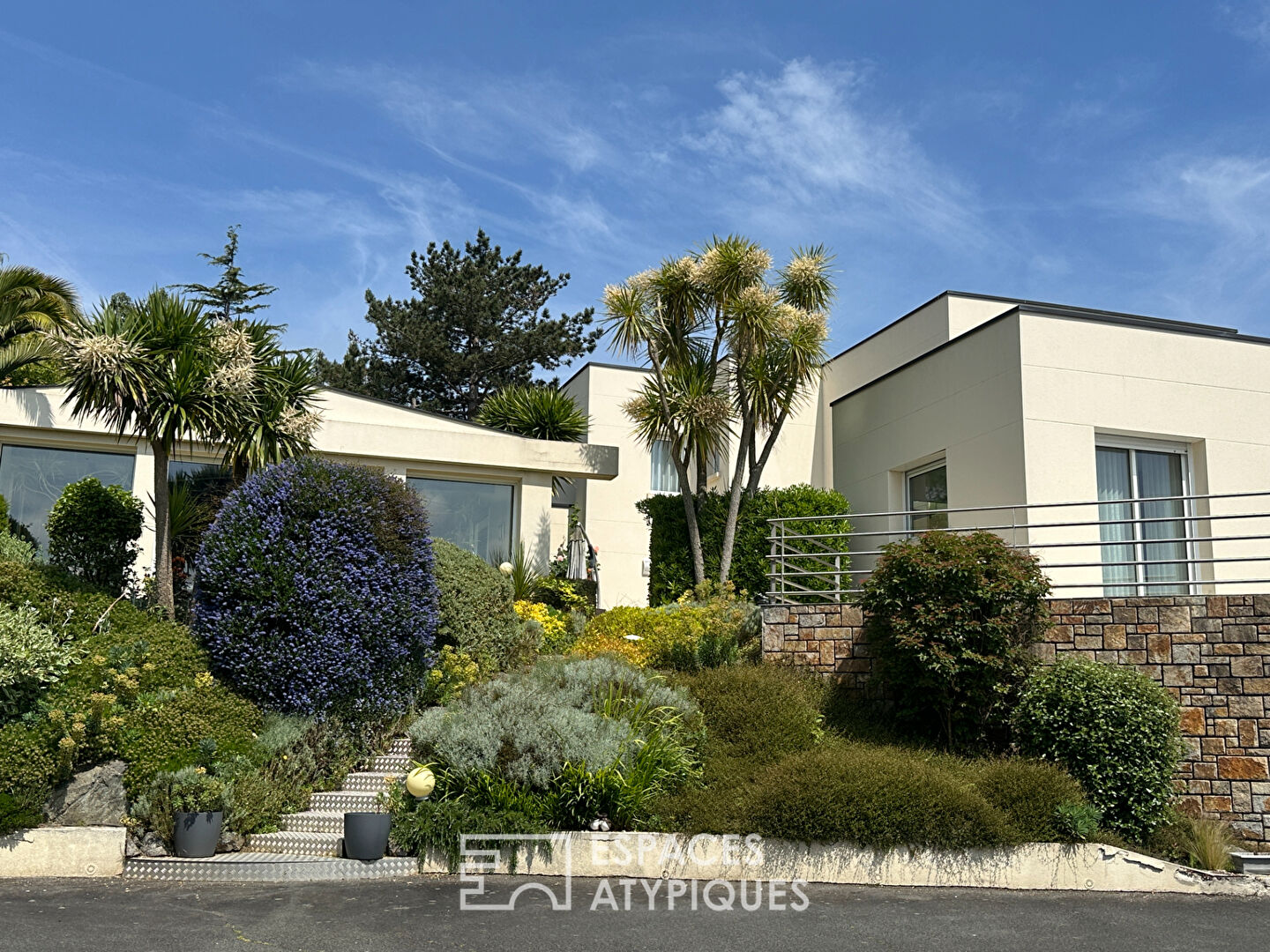 Maison d’architecte avec piscine couverte et vue mer