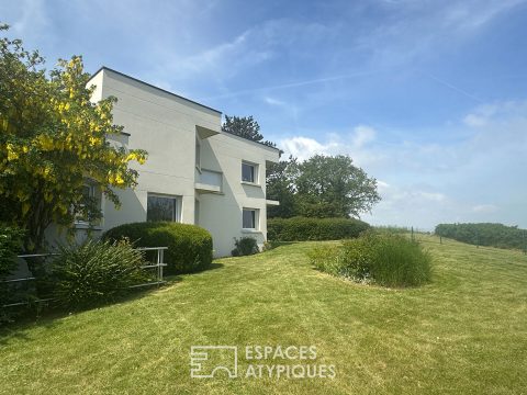 Maison d’architecte avec piscine couverte et vue mer