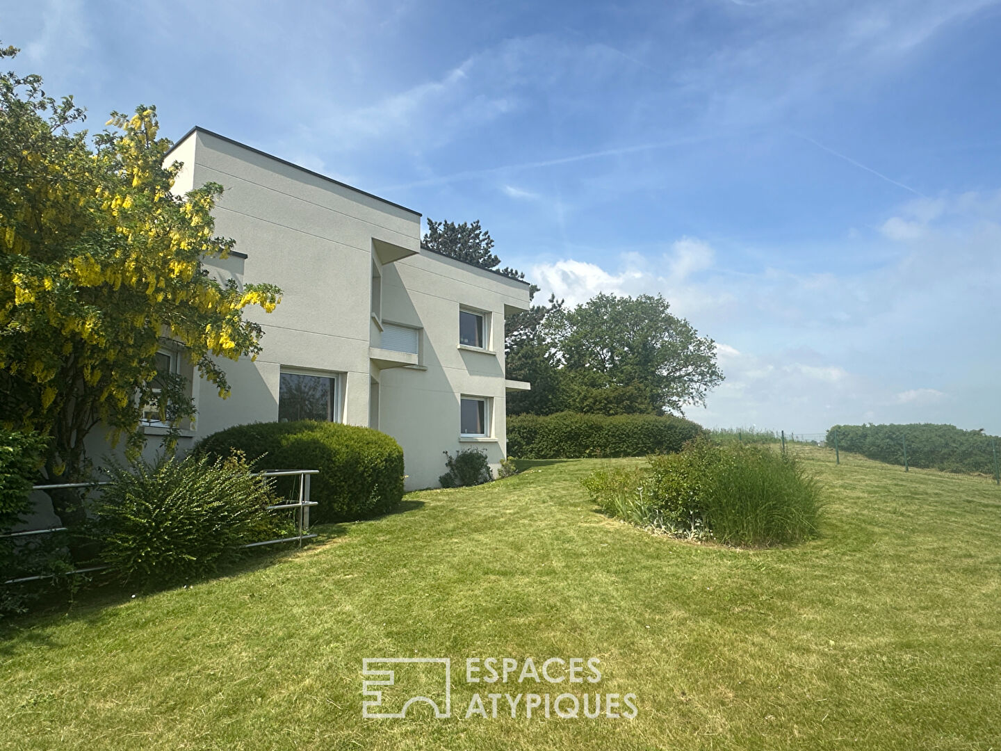 Maison d’architecte avec piscine couverte et vue mer