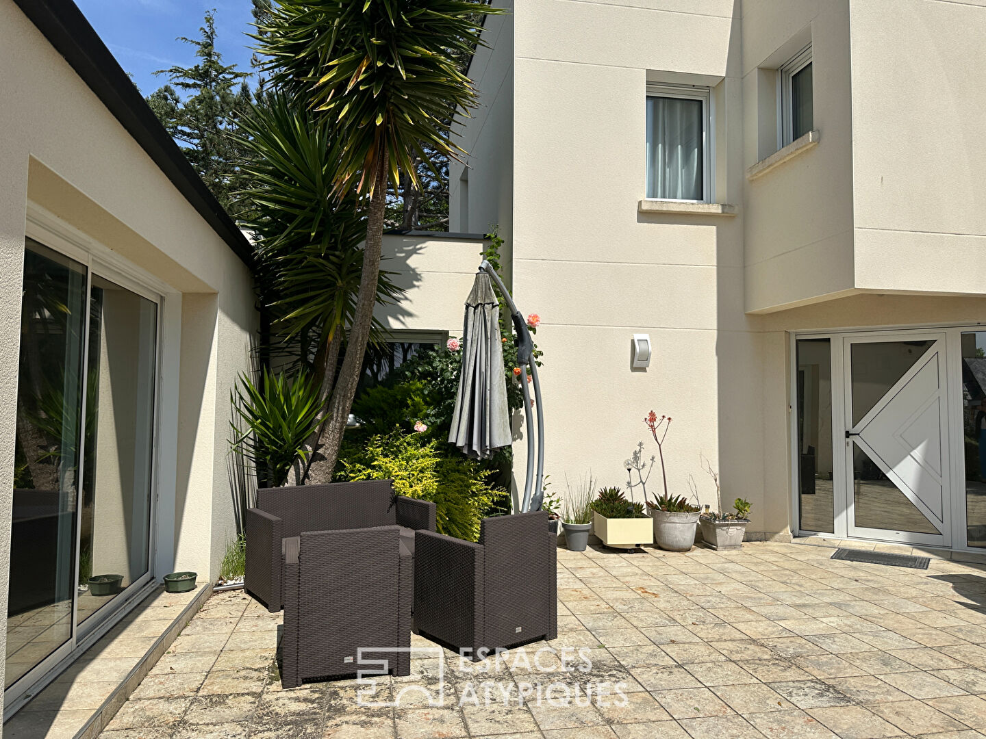 Maison d’architecte avec piscine couverte et vue mer