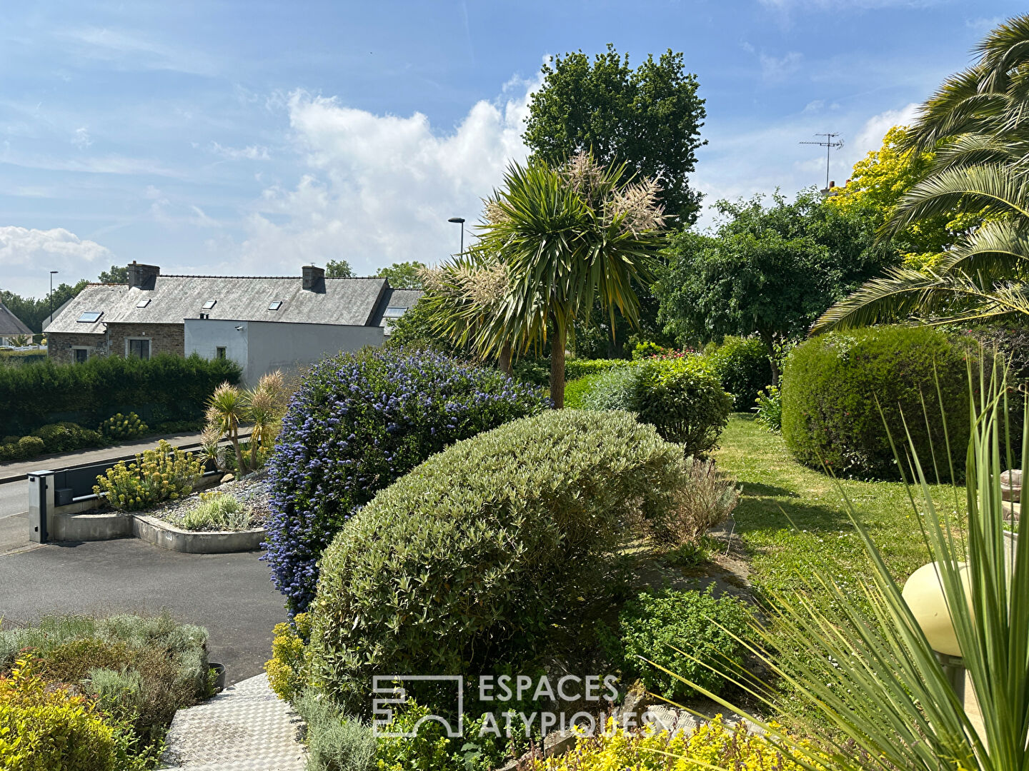 Maison d’architecte avec piscine couverte et vue mer