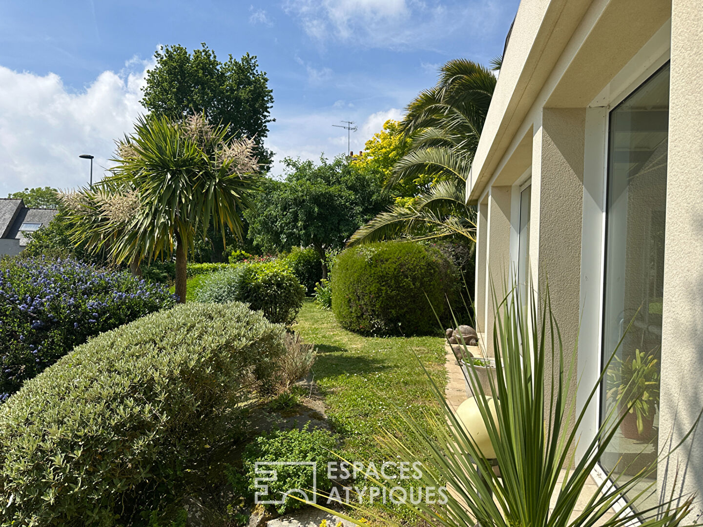 Maison d’architecte avec piscine couverte et vue mer