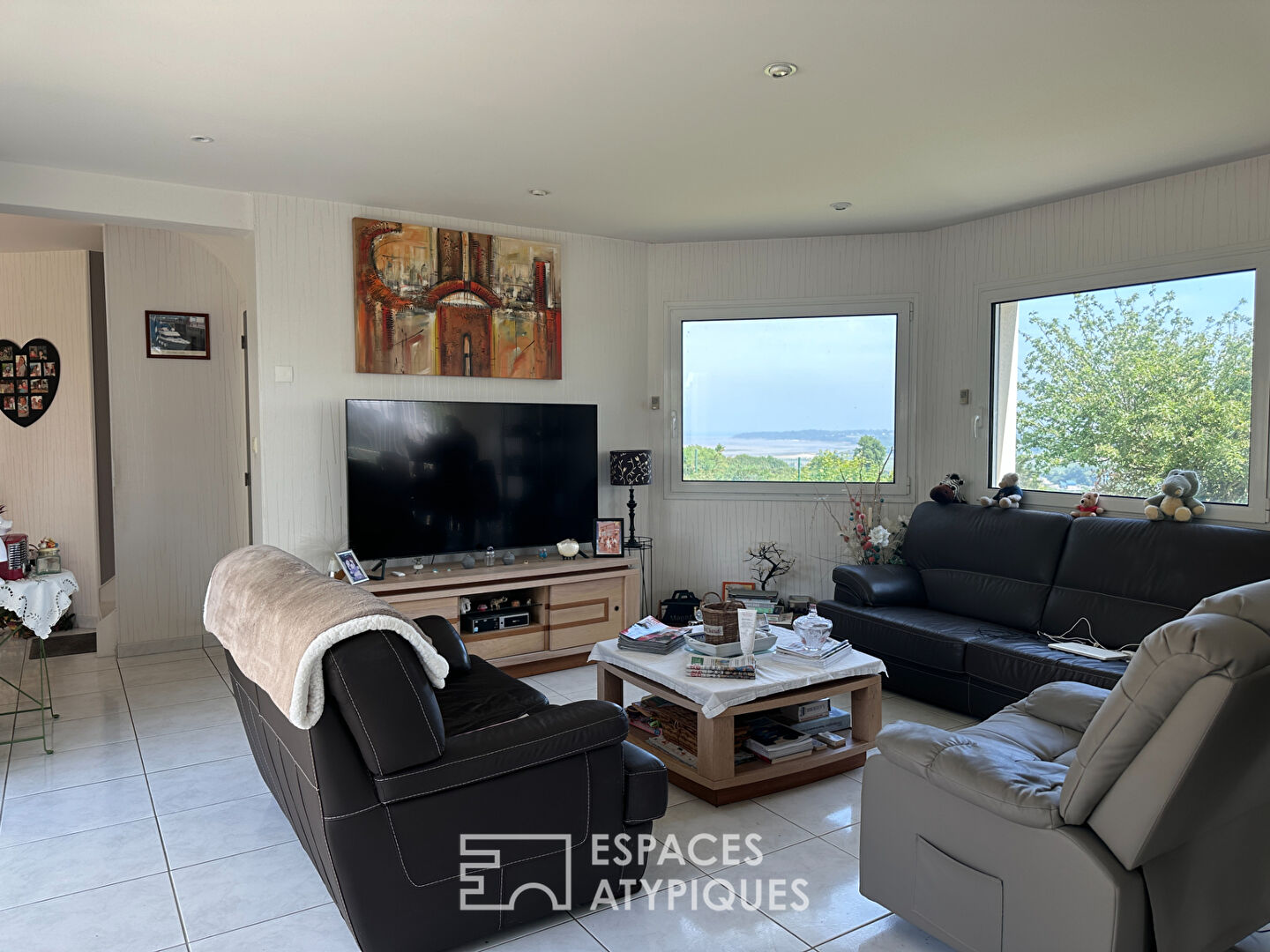 Maison d’architecte avec piscine couverte et vue mer
