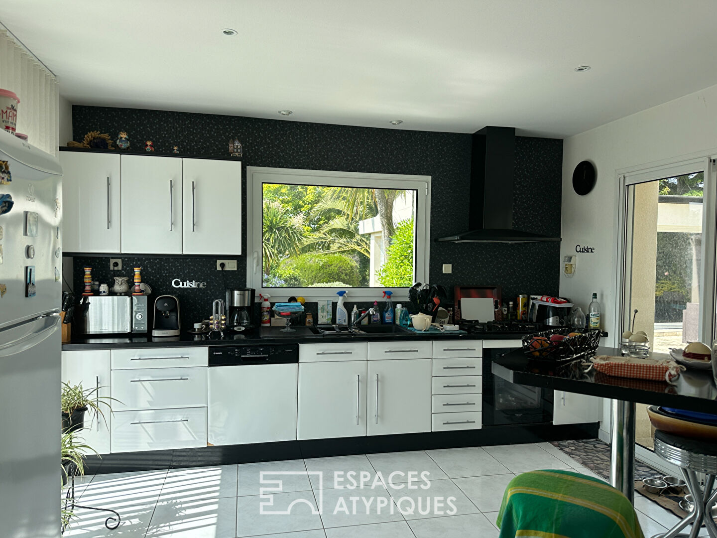 Maison d’architecte avec piscine couverte et vue mer