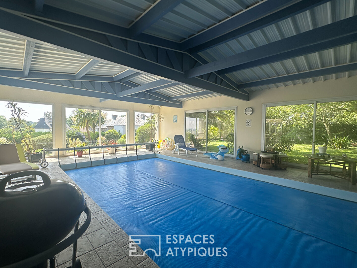 Maison d’architecte avec piscine couverte et vue mer