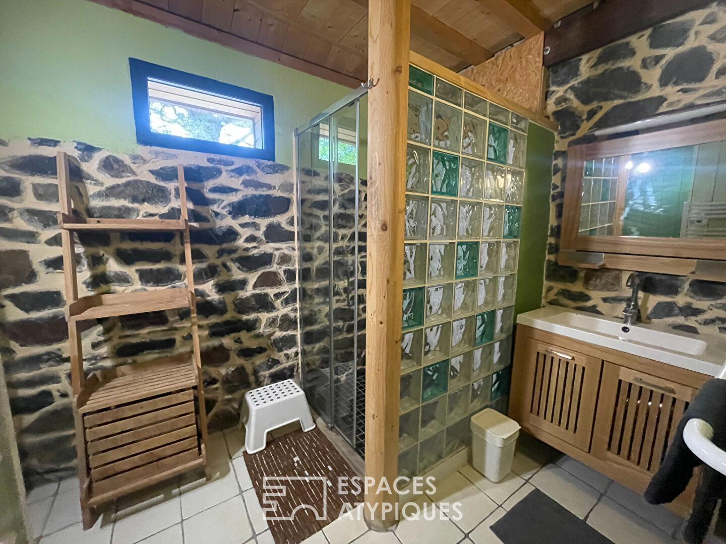 Belles prestations pour ce cocon au coeur de la nature, piscine couverte, 500m de la plage