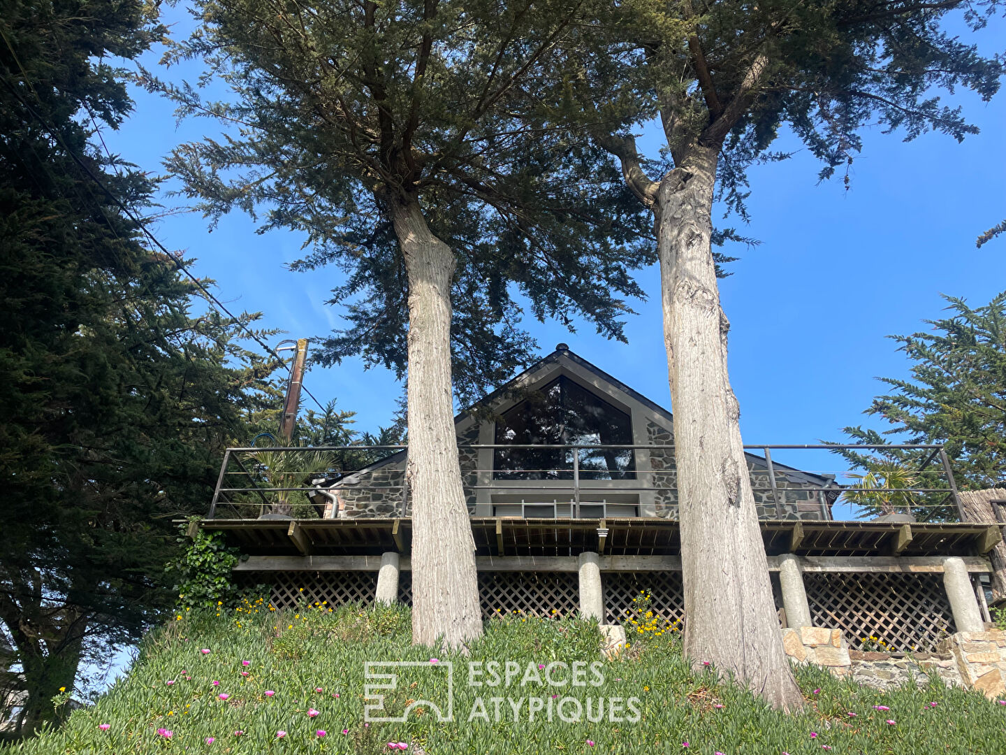 Belles prestations pour ce cocon au coeur de la nature, piscine couverte, 500m de la plage