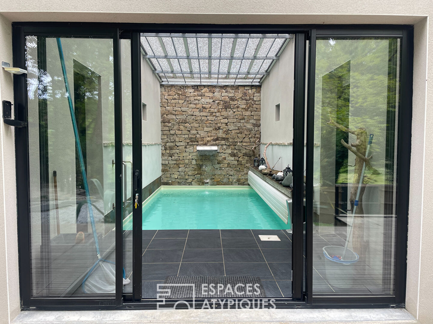 Propriété au coeur de la nature, piscine intérieure chauffée, 500m de la plage