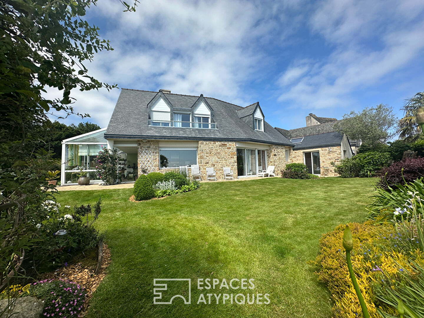 Maison d’architecte vue Mer  sur la baie de Trestraou  à Perros Guirec