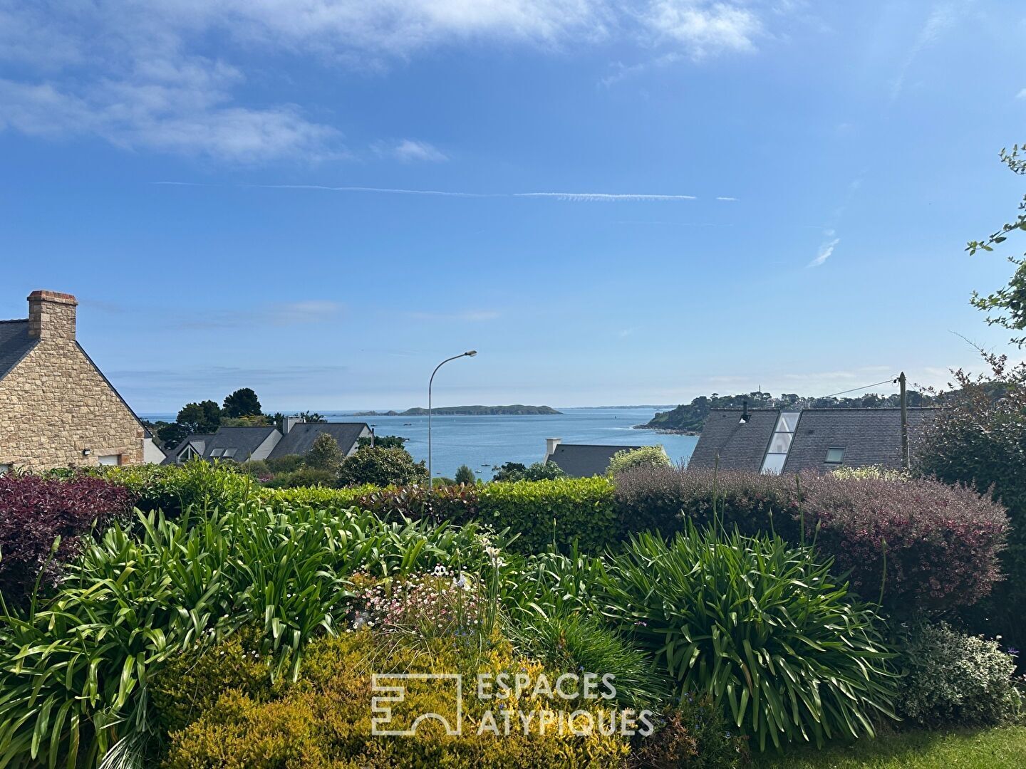 Maison d’architecte vue Mer  sur la baie de Trestraou  à Perros Guirec