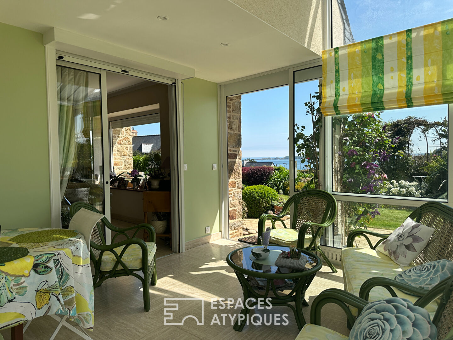 Maison d’architecte vue Mer  sur la baie de Trestraou  à Perros Guirec