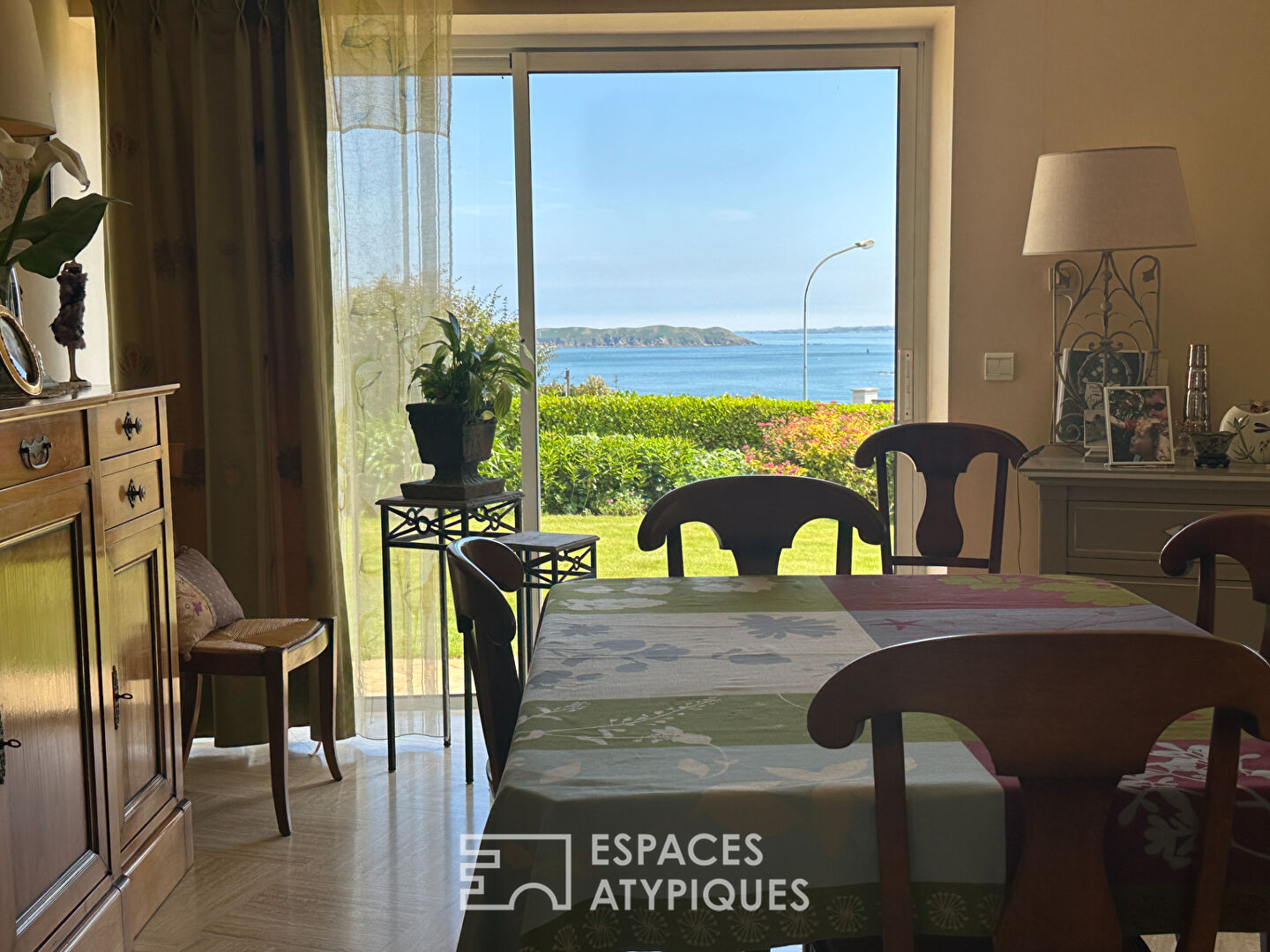 Maison d’architecte vue Mer  sur la baie de Trestraou  à Perros Guirec