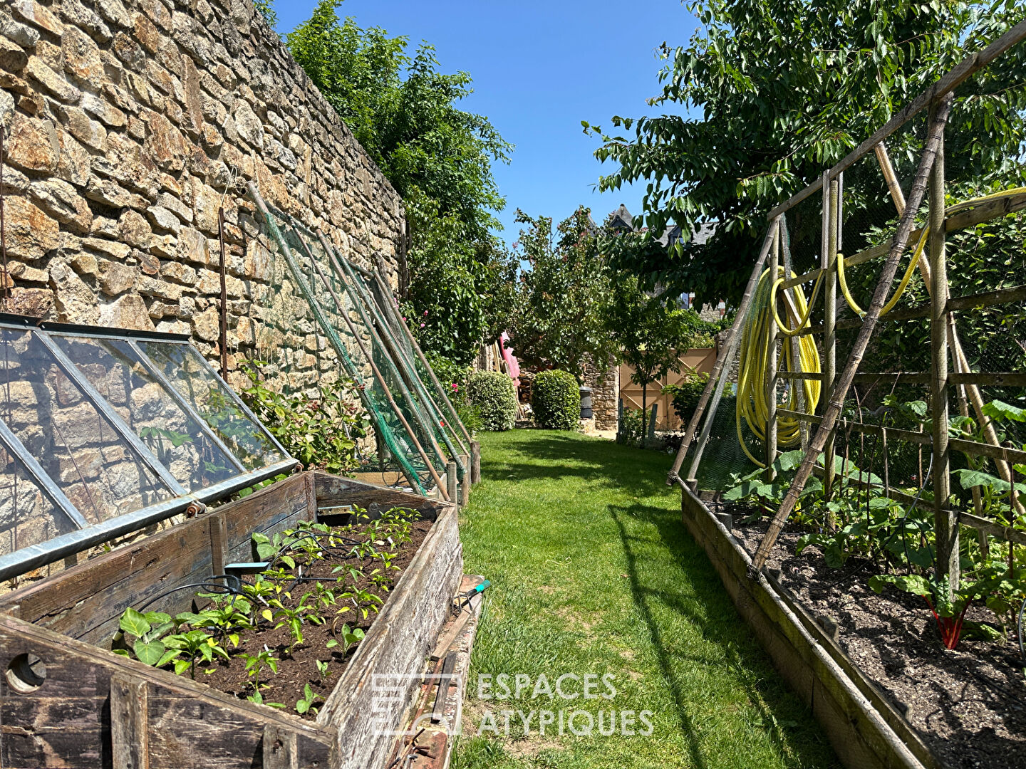 Maison en pierres avec son atelier comprenant une forge en état de fonctionnement