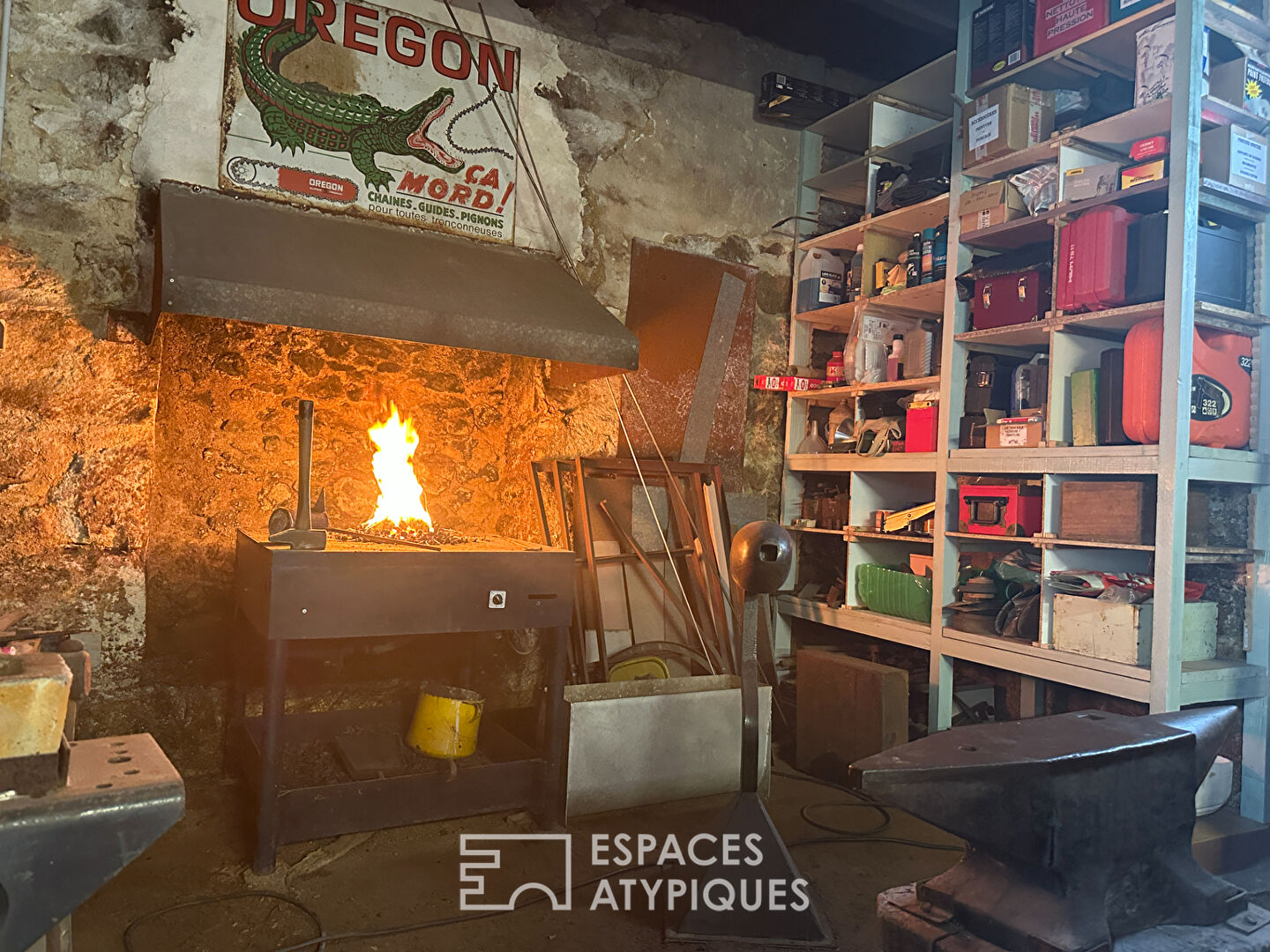 Maison en pierres avec son atelier comprenant une forge en état de fonctionnement