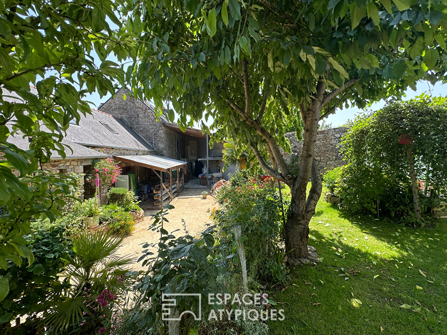 Maison en pierres avec son atelier comprenant une forge en état de fonctionnement