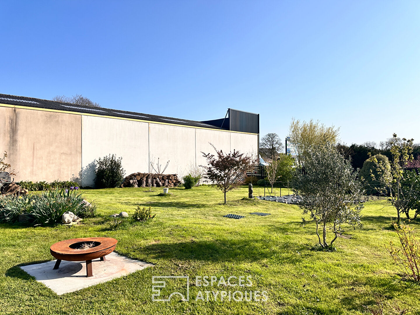 Esprit loft de Plain pied en zone artisanale + atelier