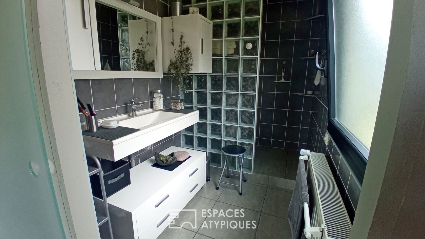Esprit loft de Plain pied en zone artisanale + atelier