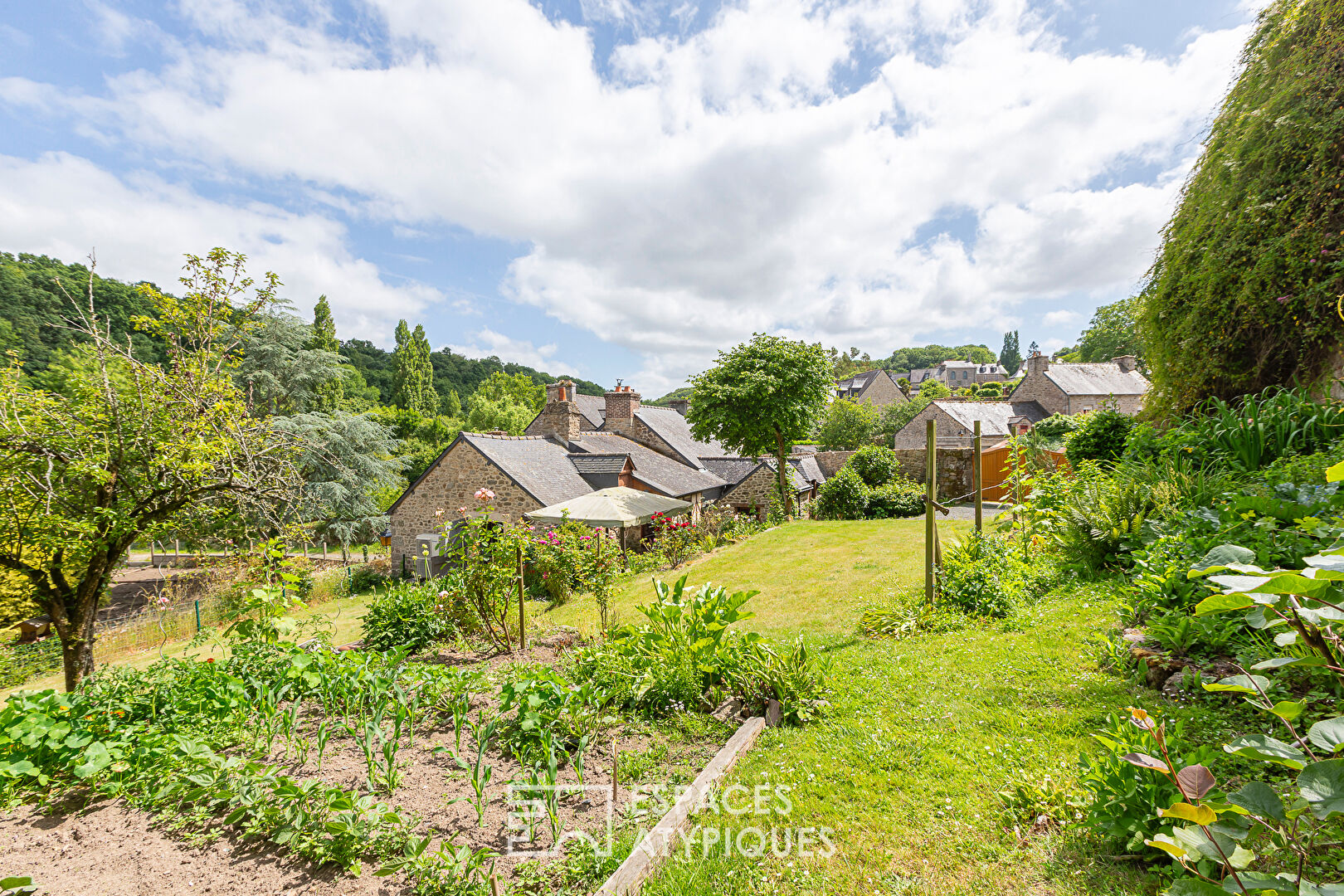 Maison en pierre rénovée centre historique de Moncontour