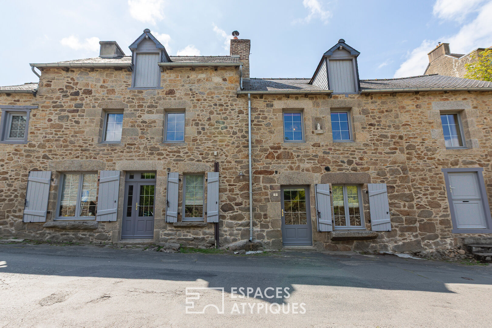 Maison en pierre rénovée centre historique de Moncontour