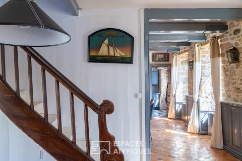 Ancienne Auberge revisitée, coeur de village , proximité mer.