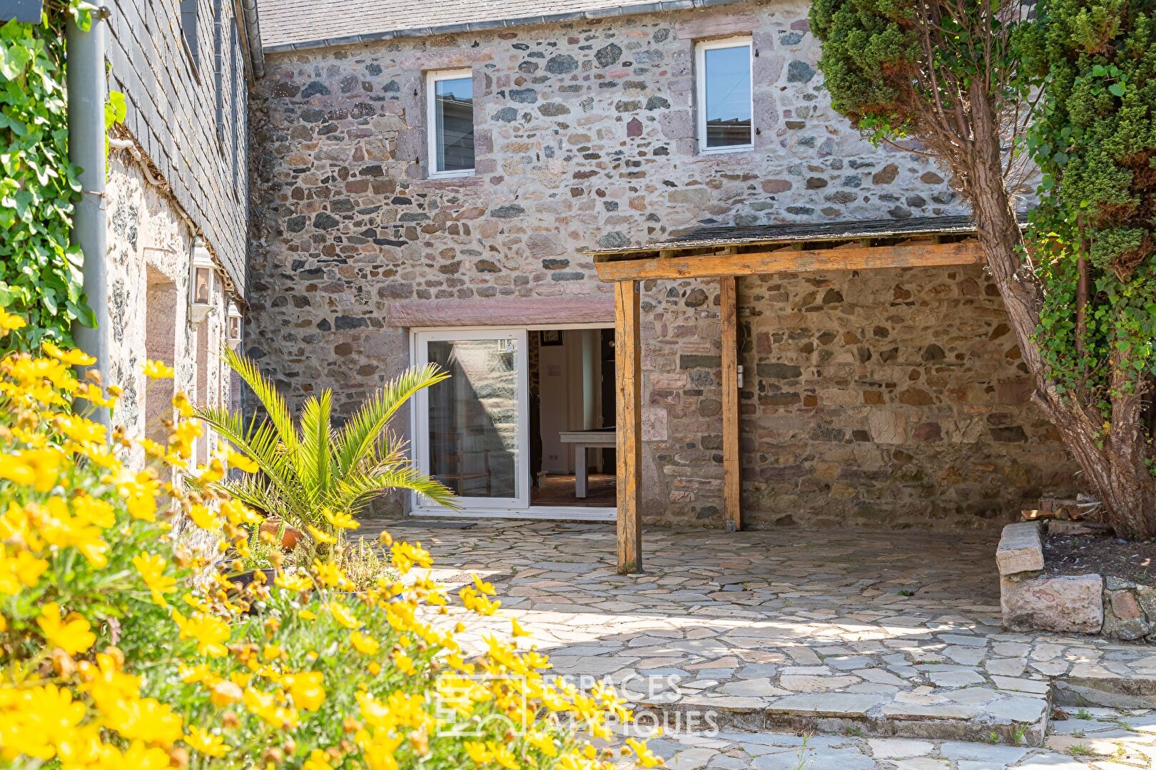 Ancienne Auberge revisitée, coeur de village , proximité mer.