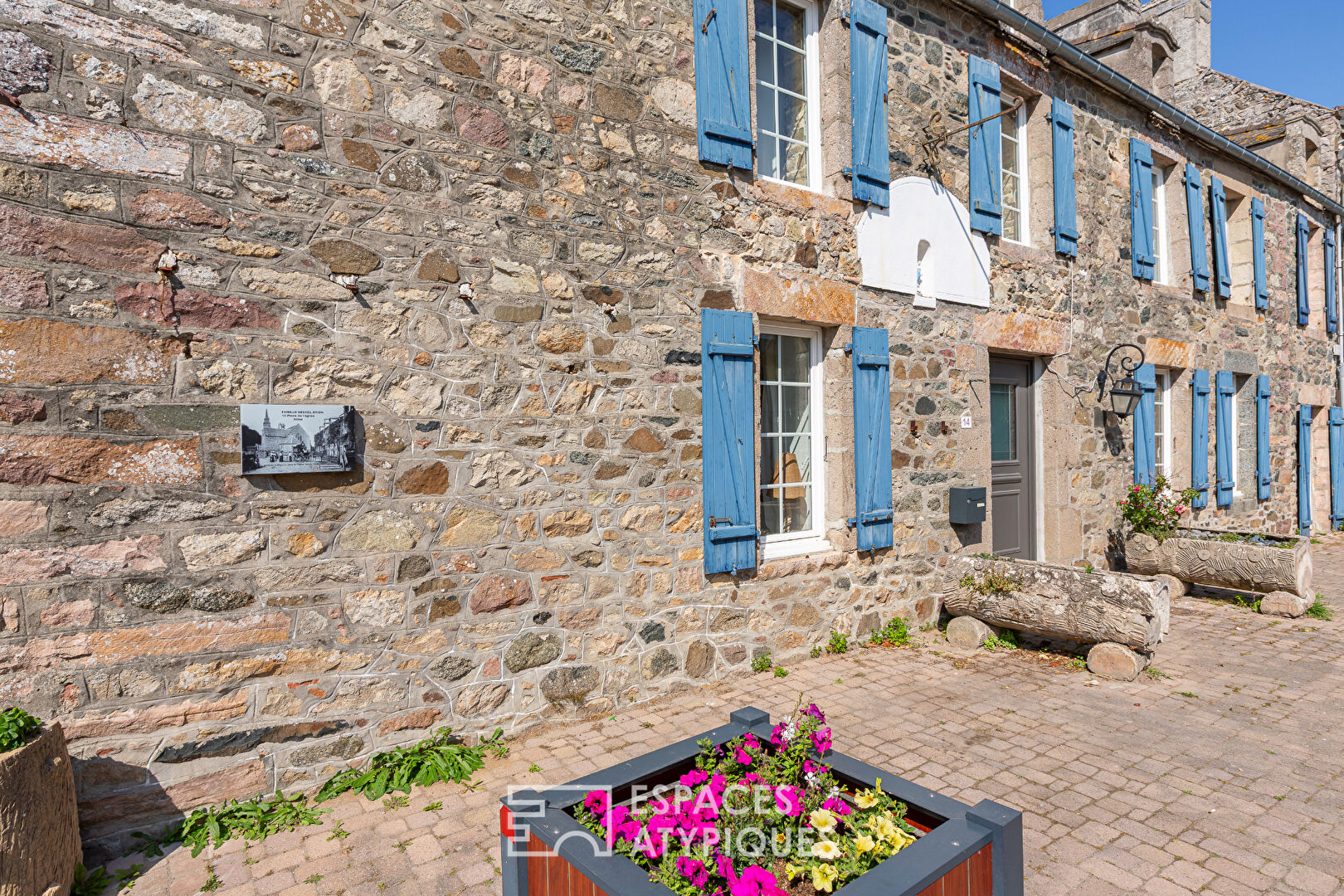 Ancienne Auberge revisitée, coeur de village , proximité mer.