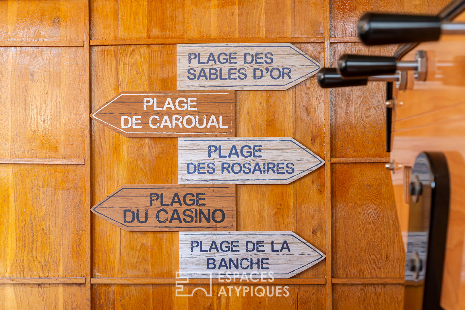 Ancienne Auberge revisitée, coeur de village , proximité mer.