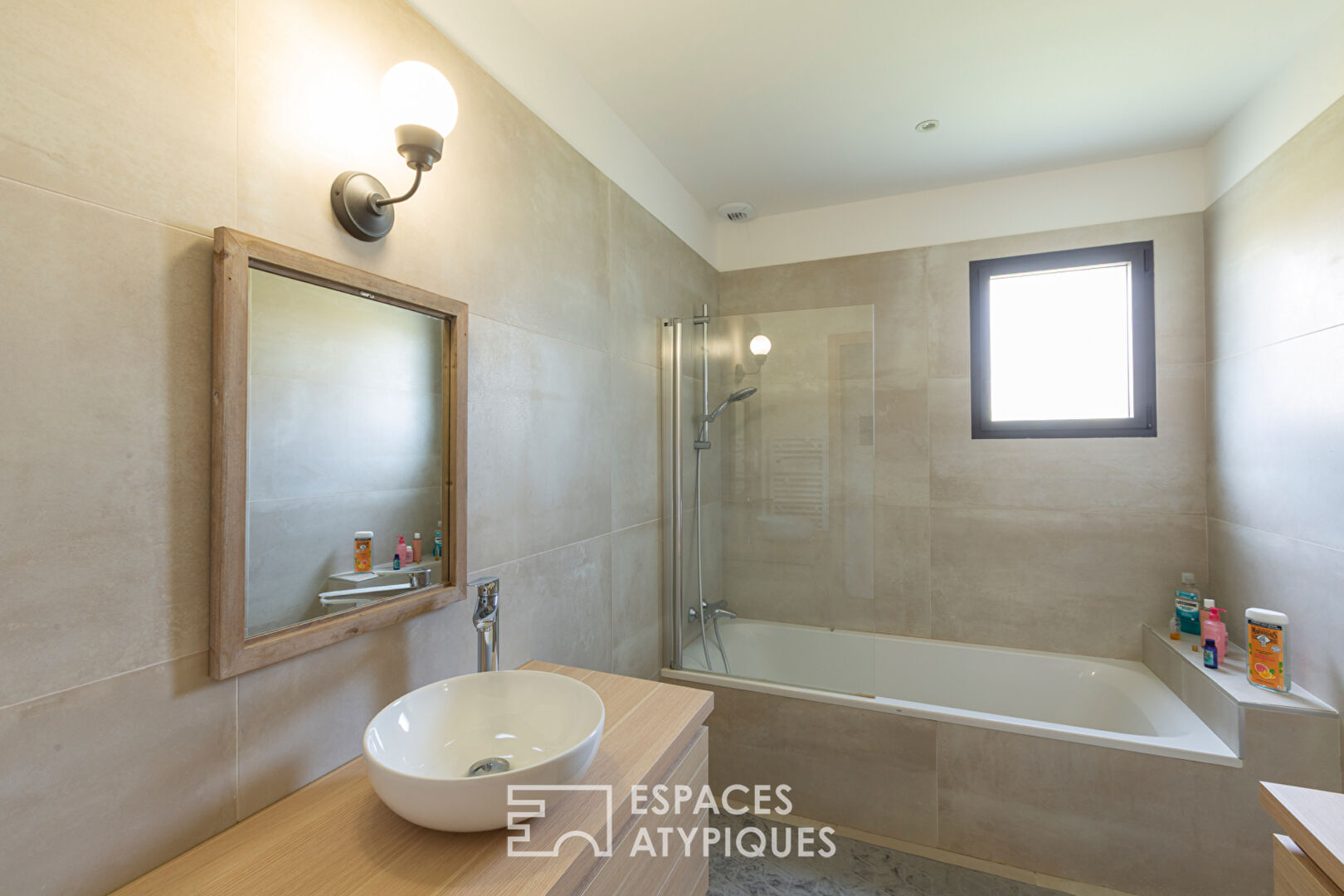Belle contemporaine de plain-pied avec piscine près du centre de Ploeuc-sur-Lié