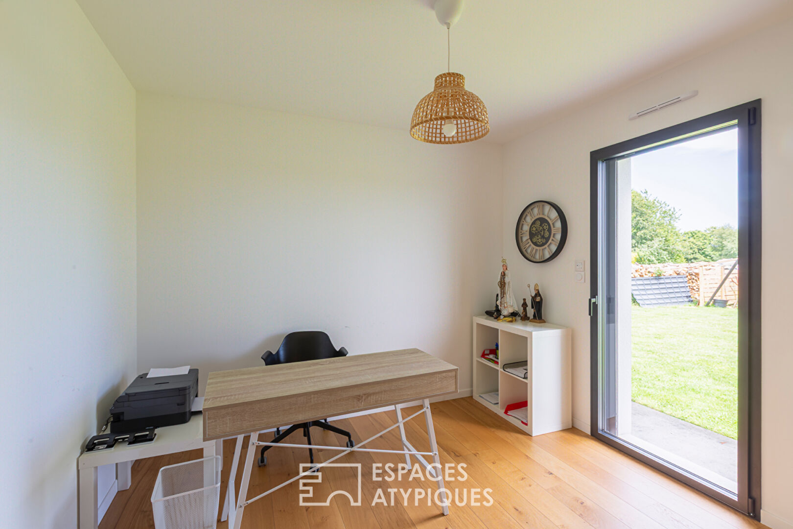 Belle contemporaine de plain-pied avec piscine près du centre de Ploeuc-sur-Lié