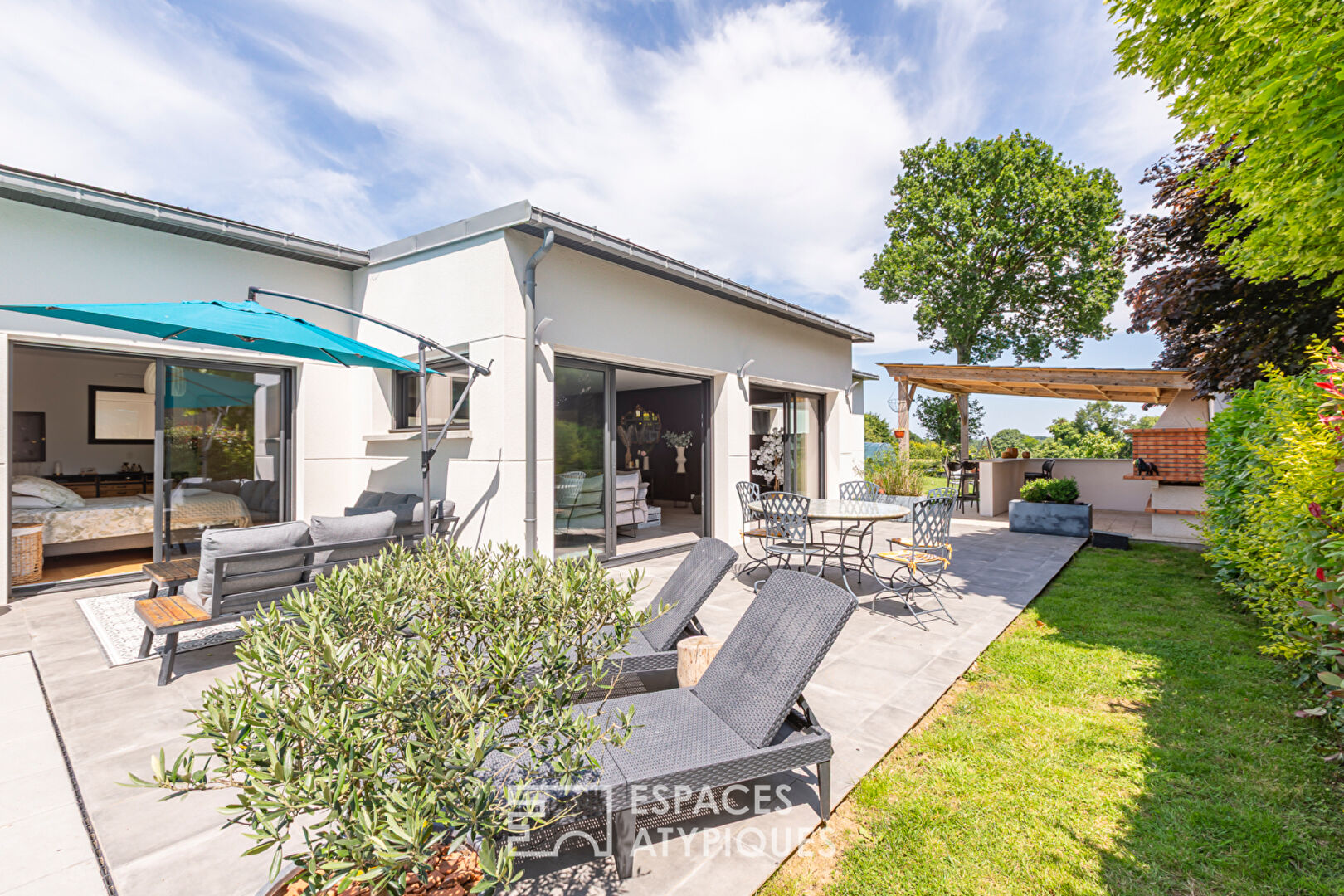 Belle contemporaine de plain-pied avec piscine près du centre de Ploeuc-sur-Lié