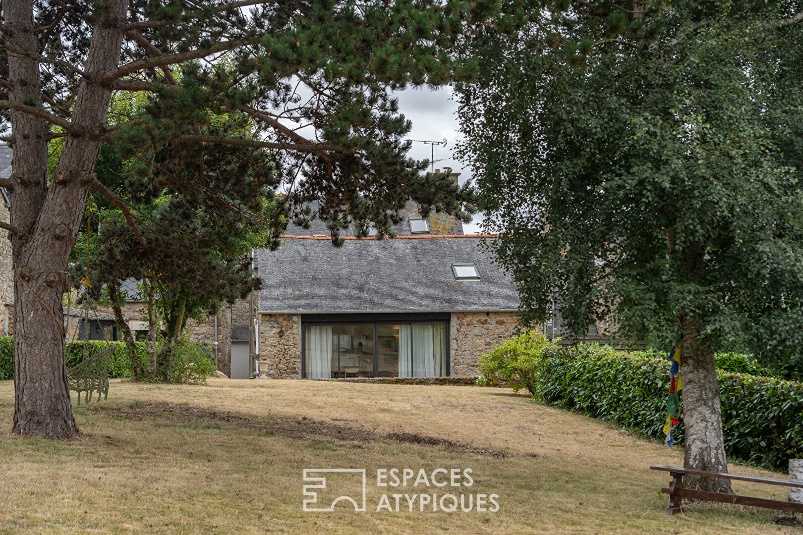 Maison en pierres centre- ville à 350 mètres place