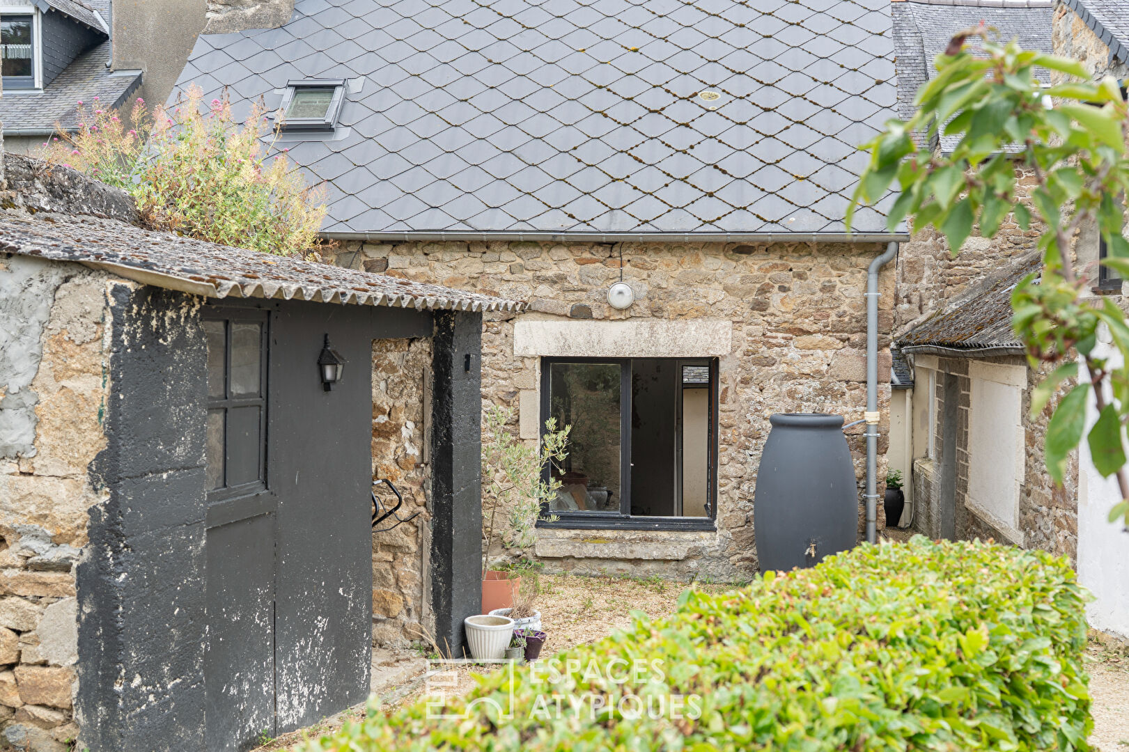 Maison en pierres centre- ville à 350 mètres place