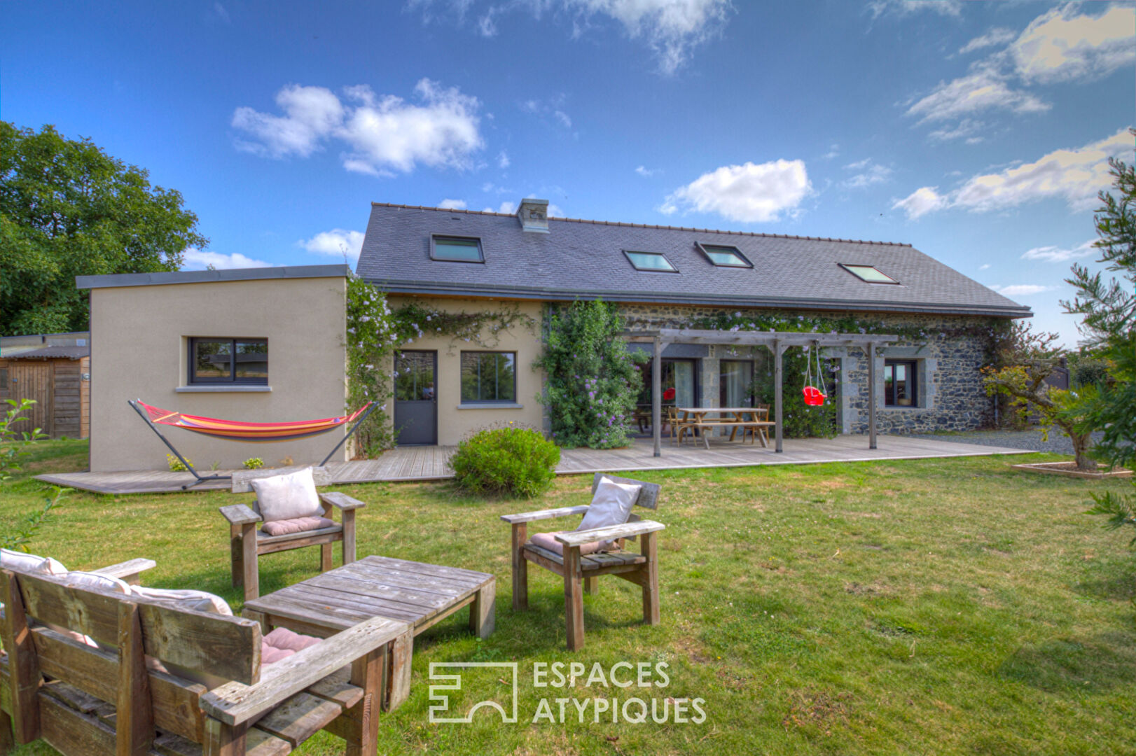Contemporary and warm farmhouse in the town center
