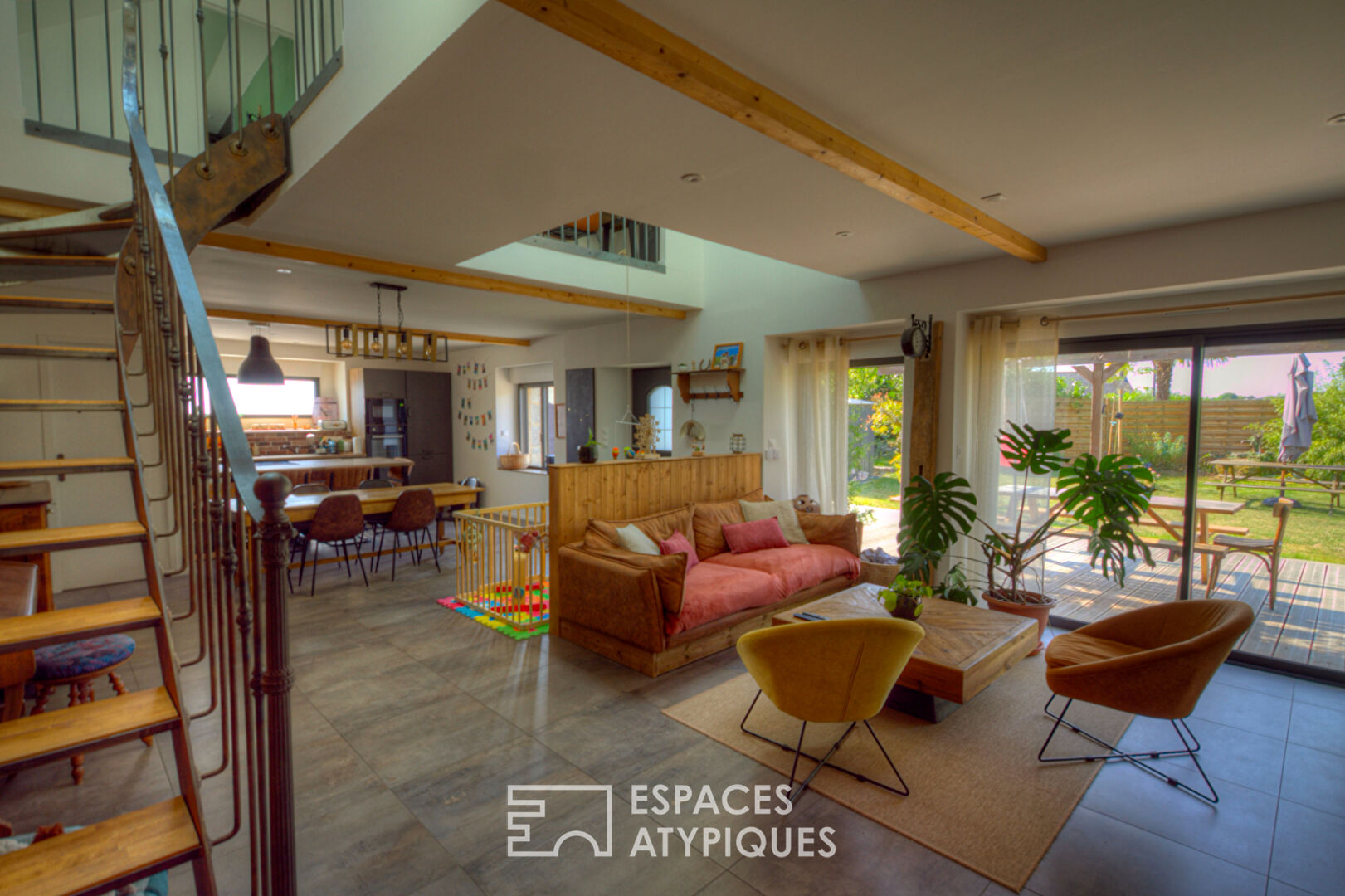 Contemporary and warm farmhouse in the town center
