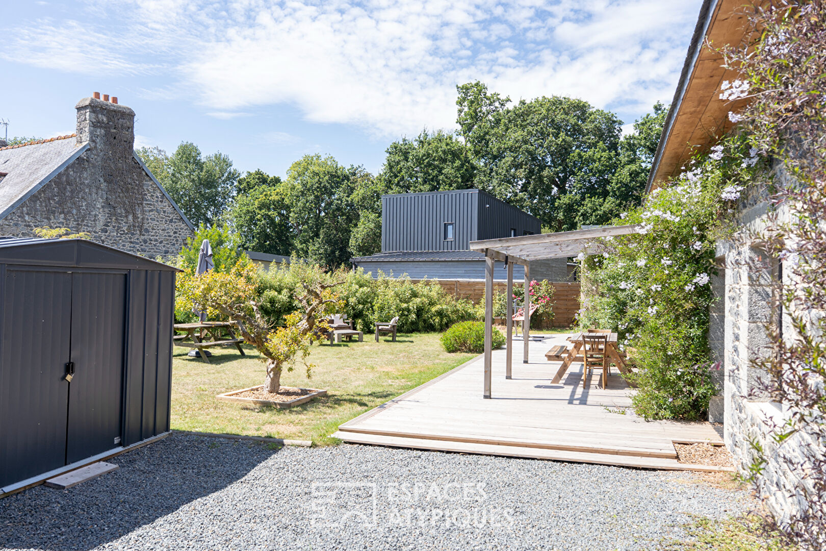 Contemporary and warm farmhouse in the town center